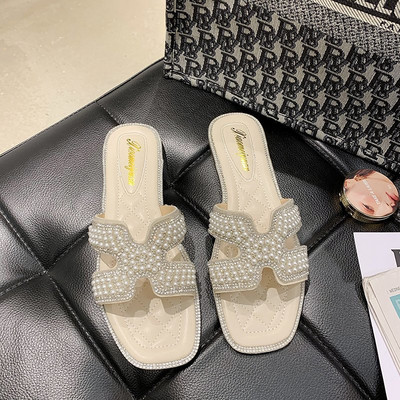 Aktuālās sieviešu čības ar dekoratīvām pērlēm