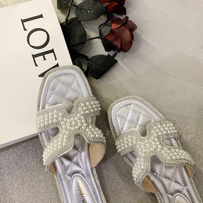 Aktuālās sieviešu čības ar dekoratīvām pērlēm