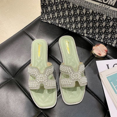 Aktuālās sieviešu čības ar dekoratīvām pērlēm