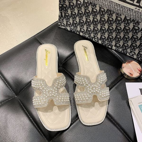 Aktuālās sieviešu čības ar dekoratīvām pērlēm