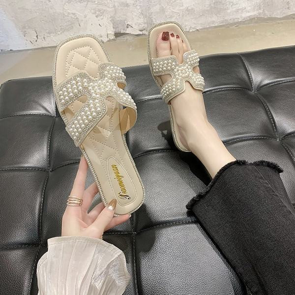 Aktuālās sieviešu čības ar dekoratīvām pērlēm