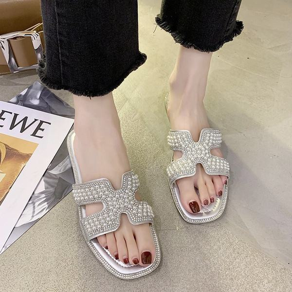 Aktuālās sieviešu čības ar dekoratīvām pērlēm