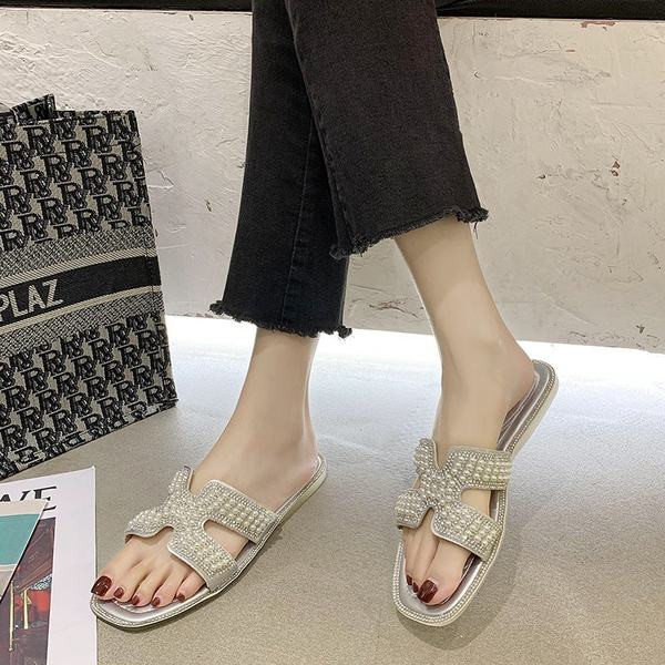 Aktuālās sieviešu čības ar dekoratīvām pērlēm