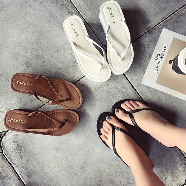 Vienkāršs sieviešu čību modelis caur purngalu uz 7 cm platformas