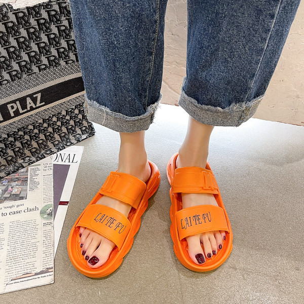 Sieviešu ikdienas čības ar uzrakstu