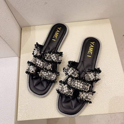 Κομψές γυναικείες παντόφλες με διακοσμητικές πέρλες