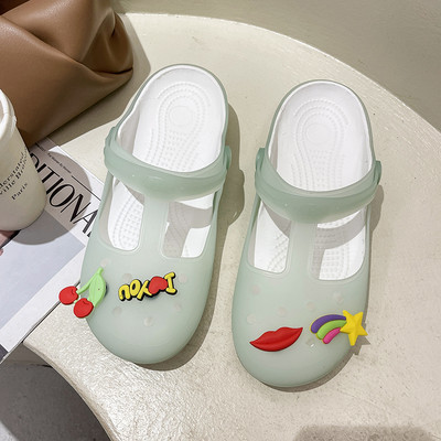 Γυναικείες κλειστές παντόφλες με εφαρμογή 3D