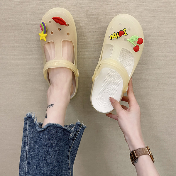 Γυναικείες κλειστές παντόφλες με εφαρμογή 3D