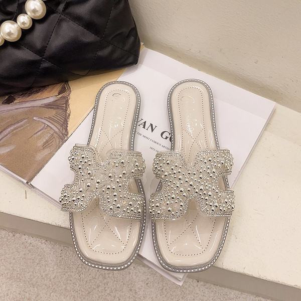 Ikdienas sieviešu čības ar plakanām zolēm un dekoratīvām pērlēm