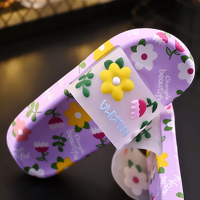 Ikdienas sieviešu čības ar plakanu zoli - divi modeļi