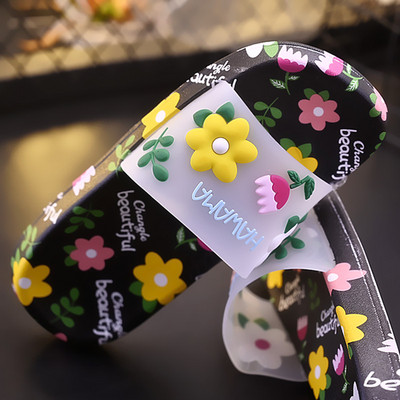 Ikdienas sieviešu čības ar plakanu zoli - divi modeļi