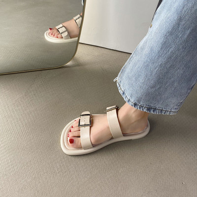 Sieviešu ikdienas čības ar plakanu zoli un sprādzi