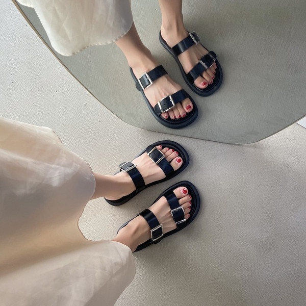 Sieviešu ikdienas čības ar plakanu zoli un sprādzi