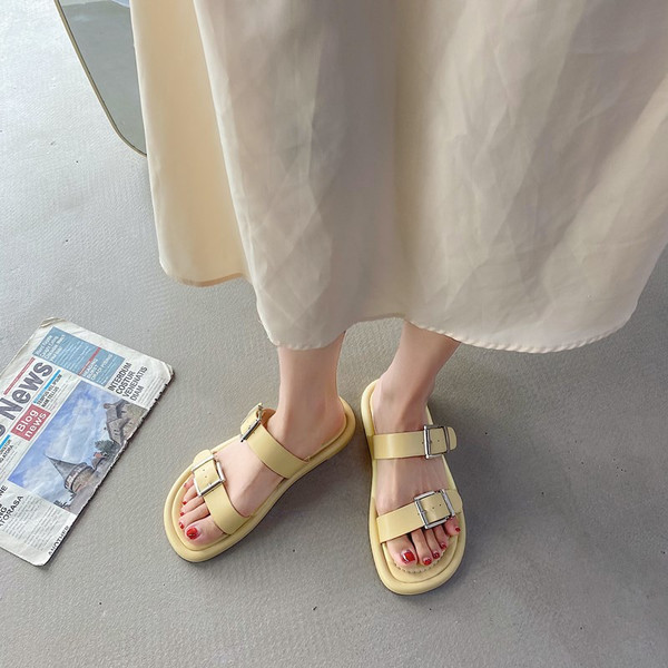 Sieviešu ikdienas čības ar plakanu zoli un sprādzi