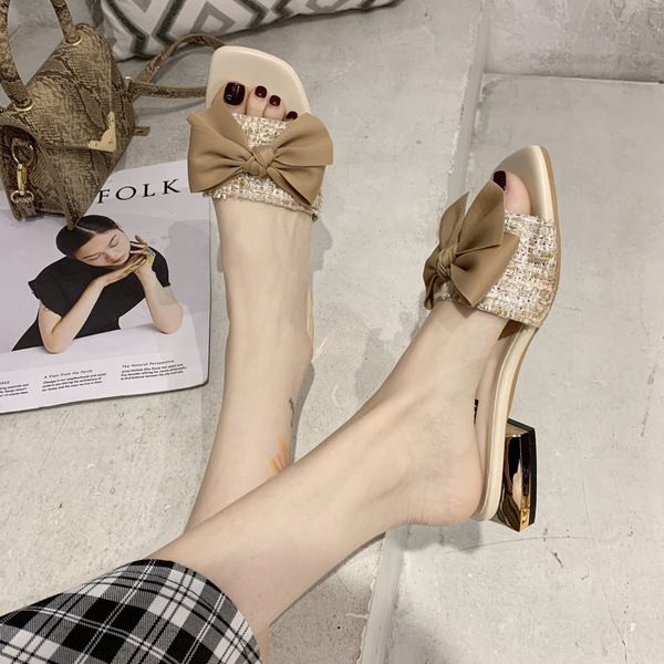 Aktuālās sieviešu čības ar papēdi un lentīti