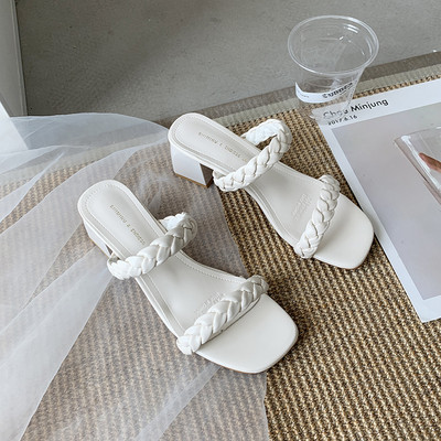 Κομψές γυναικείες παντόφλες με τακούνι κλασικό μοντέλο