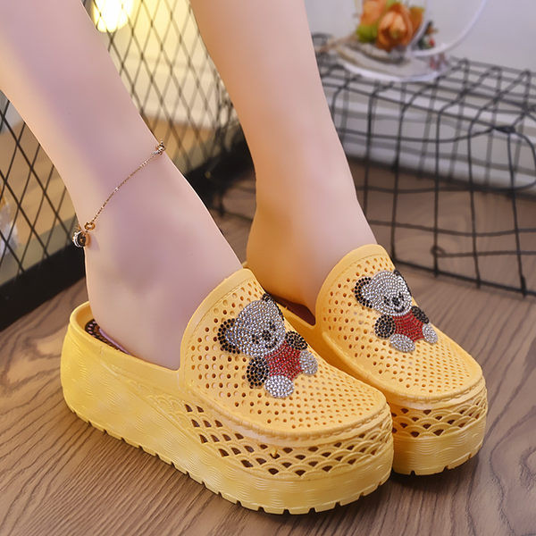 Ikdienas čības ar spīdīgu rotājumu