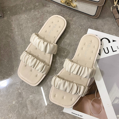 Ikdienas sieviešu čības vienkāršs modelis ar plakanu zoli