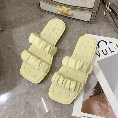 Ikdienas sieviešu čības vienkāršs modelis ar plakanu zoli