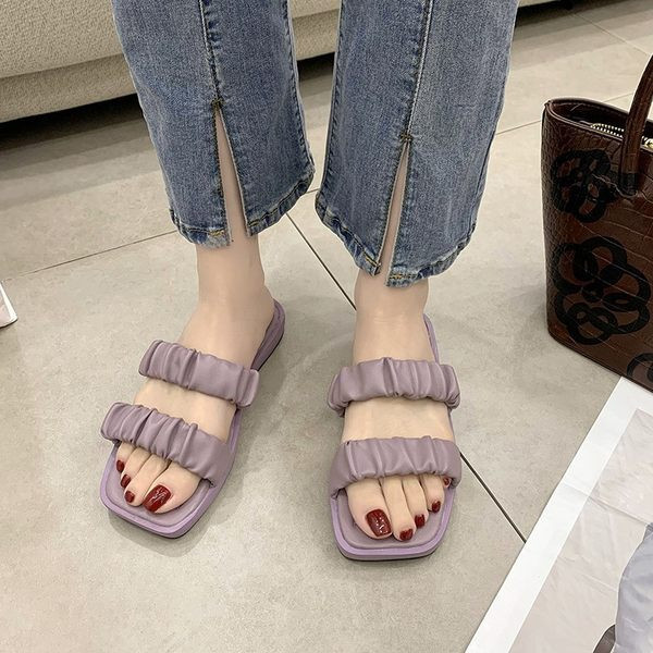 Ikdienas sieviešu čības vienkāršs modelis ar plakanu zoli