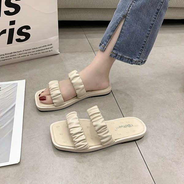 Ikdienas sieviešu čības vienkāršs modelis ar plakanu zoli