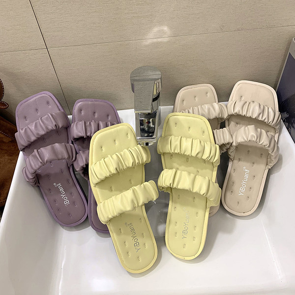 Ikdienas sieviešu čības vienkāršs modelis ar plakanu zoli