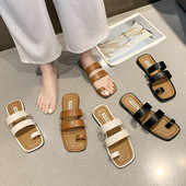 Modernas sieviešu čības starp pirkstiem ar plakanu zoli