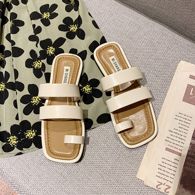 Modernas sieviešu čības starp pirkstiem ar plakanu zoli