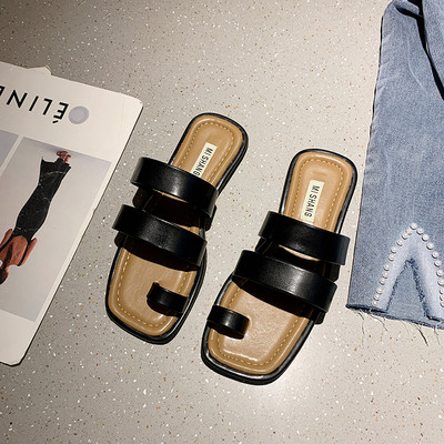 Modernas sieviešu čības starp pirkstiem ar plakanu zoli