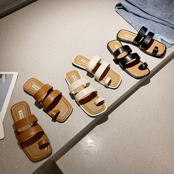 Modernas sieviešu čības starp pirkstiem ar plakanu zoli