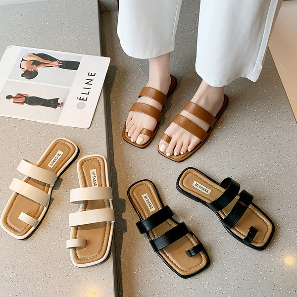 Modernas sieviešu čības starp pirkstiem ar plakanu zoli