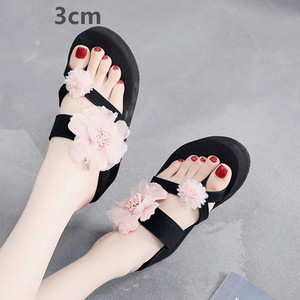 Modernas sieviešu čības ar 3D elementu - vairāku augstumu