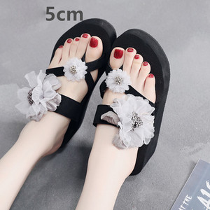 Modernas sieviešu čības ar 3D elementu - vairāku augstumu