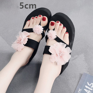 Modernas sieviešu čības ar 3D elementu - vairāku augstumu