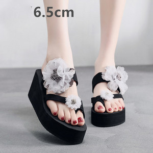 Modernas sieviešu čības ar 3D elementu - vairāku augstumu