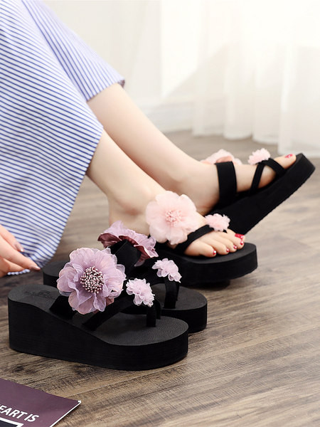 Modernas sieviešu čības ar 3D elementu - vairāku augstumu