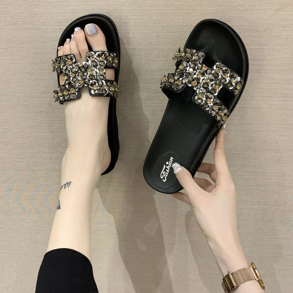 Sieviešu čības ar dekoratīviem akmeņiem un augstu platformu