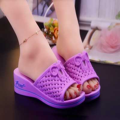 Ikdienas čības ar platformu un lenti