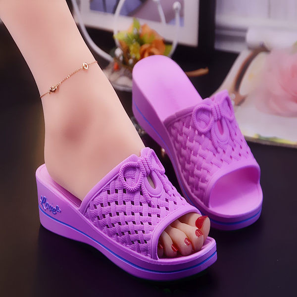 Ikdienas čības ar platformu un lenti