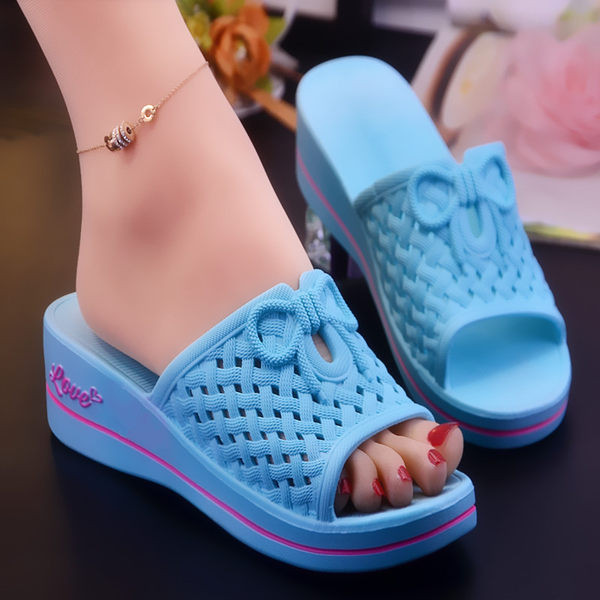 Ikdienas čības ar platformu un lenti