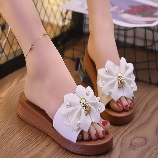 Modernas čības ar 3D ziediem un pērlēm