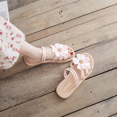 Sieviešu čības ar ziedu aplikāciju un plakanu zoli