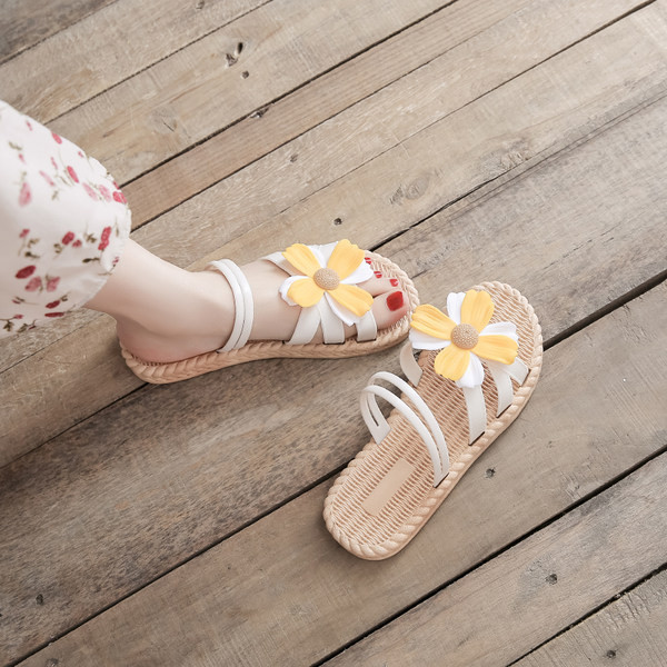 Sieviešu čības ar ziedu aplikāciju un plakanu zoli