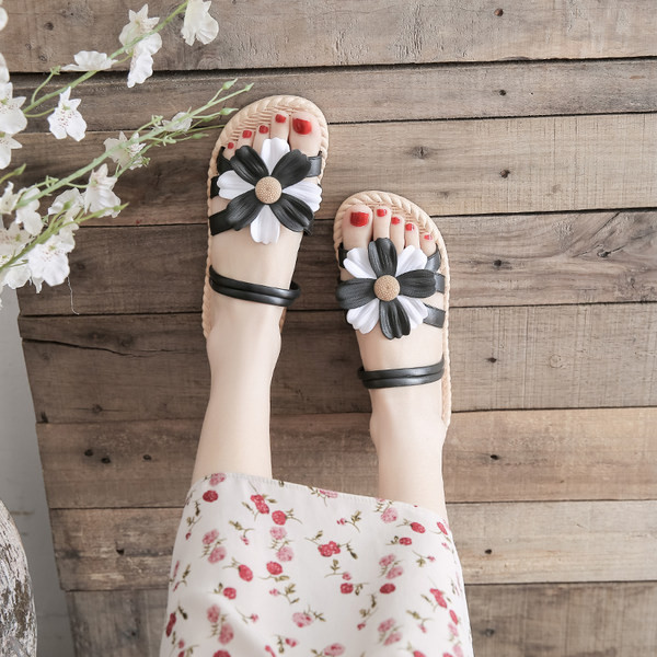 Sieviešu čības ar ziedu aplikāciju un plakanu zoli