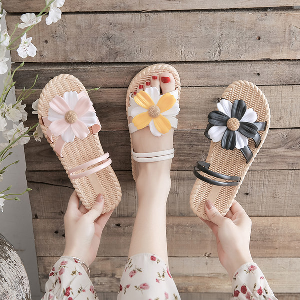 Sieviešu čības ar ziedu aplikāciju un plakanu zoli