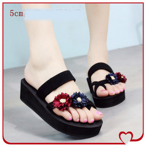 Jauns sieviešu čību modelis ar 3D ziedu elementu - melnā krāsā