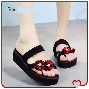 Jauns sieviešu čību modelis ar 3D ziedu elementu - melnā krāsā