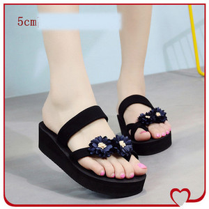 Jauns sieviešu čību modelis ar 3D ziedu elementu - melnā krāsā