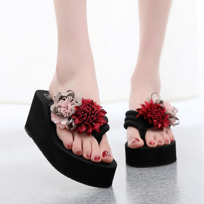 Modernas sieviešu čības pāri purngalam uz platformas, kas dekorēta ar 3D ziediem