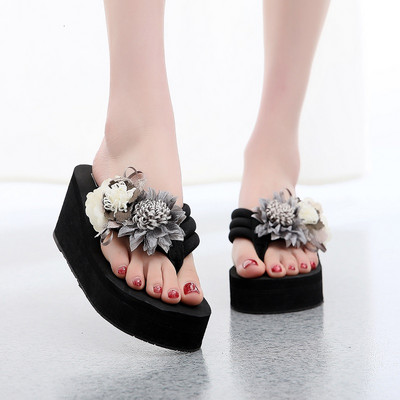 Modernas sieviešu čības pāri purngalam uz platformas, kas dekorēta ar 3D ziediem